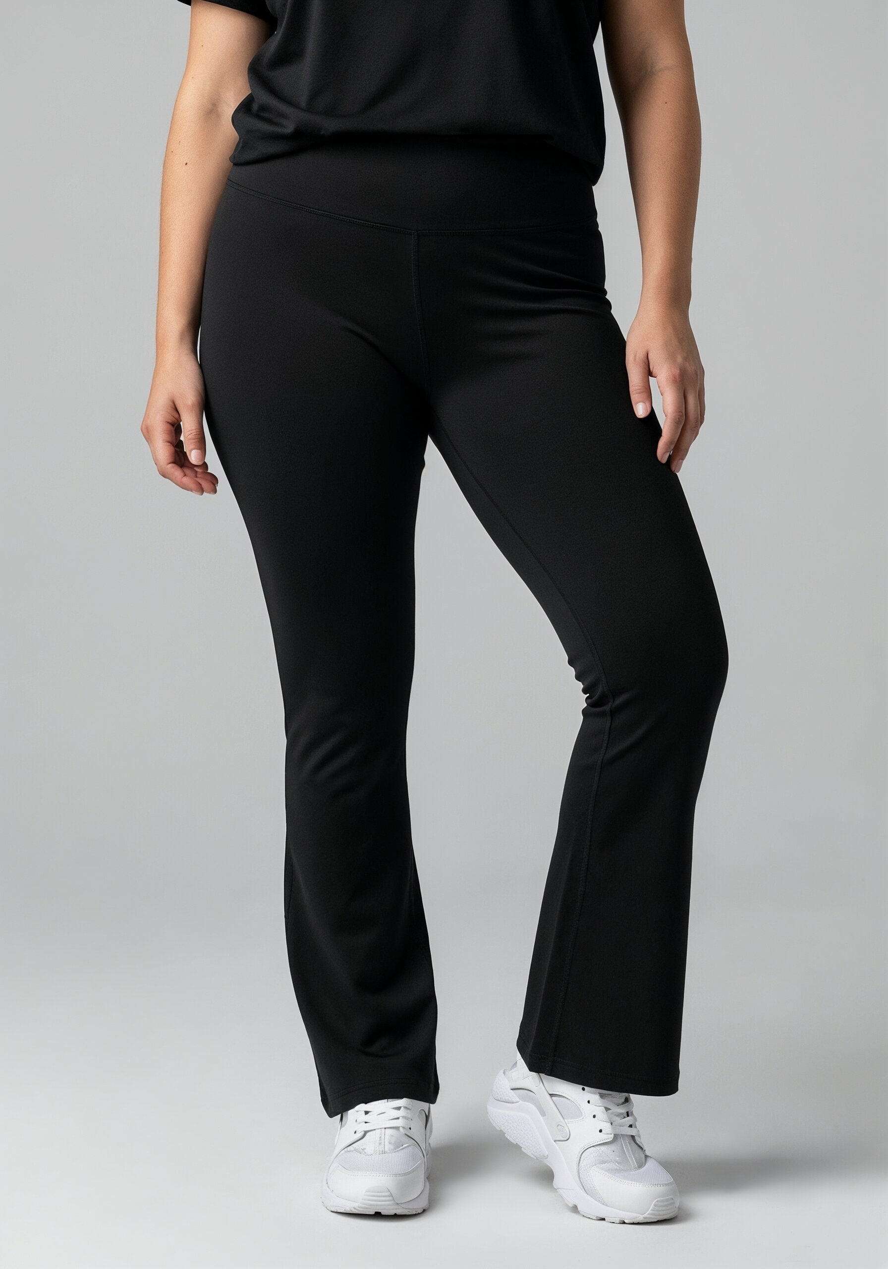 Woven Essential Flared Pant